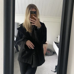 Kort kappa - Säljer min kappa från design by si som är i fint skick. En populär kappa som är snygg till allt❣️ det enda är att tyget man hänger upp jackan med har släppt ( bild 3 ) och lite nopprig men syns knappt! Nypris 760kr