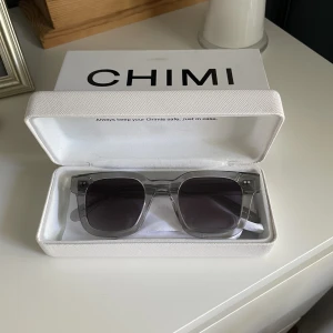 Chimi 04 grey - Säljer mina Chimis i modellen 04 och färgen grey. Dom är använda av mig själv men dom är i topp skick, inga repor eller andra skador på dom. Båda orginal boxarna medföljer, även original putsduk och påse till glasögonen medföljer. Ny pris 1200 kr. 