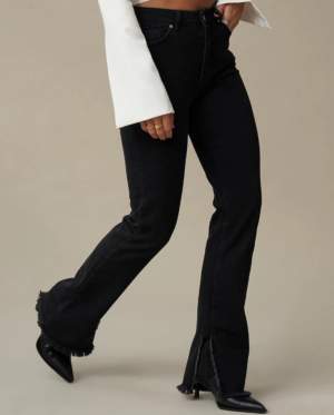 Säljer dessa fina jeans från Hanna Schönbegs kollektion med NAKD. Välanvända men ändå i bra skick!