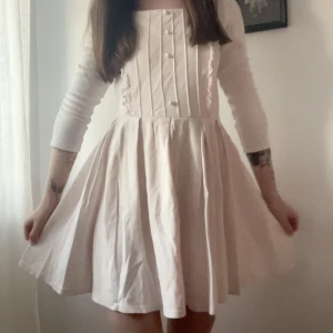 Rosa klänning från Japan, Coquette  - Supersöt klänning från japanska märket E hypen world gallery, finns ej att köpa längre.  Passar en XS. Sparsamt använd och i fint skick.  Superfina detaljer med hjärta i ryggen. 