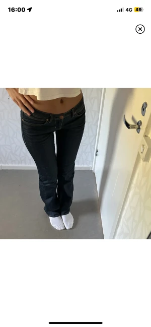 Low waist Jeans - Jätte fina, köpte här på plick (lånade bilder av förra ägaren) men säljer vidare så de va alldeles för små. Jätte fint skick! Innerbenslängden 85🥰