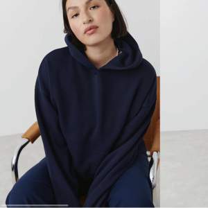 Marinblå hoodie från Gina! Köpt för 349 säljer billigt!💗