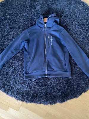 Sailracing zip tröja - Sailracing zip hoodie i storlek M, lite uppriven vid ärmarna annars i bra skick. Pm för mer frågor.