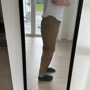 BYXOR - Fina Byxor i färgen ljusbrun.