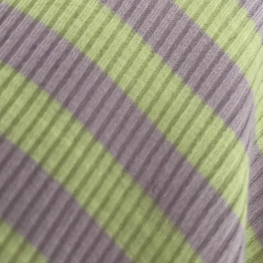 Super fin grön lila randig tröja med detaljer på ärmarna.70cm i midjan men kan gå upp till 114cm . T-shirts.
