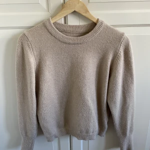 Stickad tröja  - Säljer min beige stickade tröja! Bra skick, storlek Xs! Mitt pris 75kr. Skriv om du har någon fråga eller vill ha fler bilder! ✨