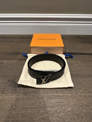 LV bälte reversible  - Reversibel LV bälte i fint skick. Storlek 80.