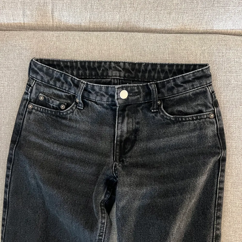 Lågmidjade Weekday jeans i modellen Arrow Low Straight Jeans, storlek 23/32. Tyvärr för små för mig därav kan jag inte skicka bild på hur de sitter på, men finns på Weekdays hemsida!🫶🏼. Jeans & Byxor.