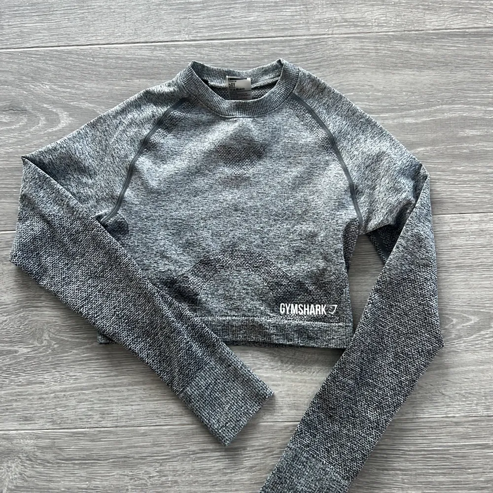 Superfin tränings topp från gymshark, säljes pga gillar ej modellen. Använd ca 1 gång, som ny. Nypris 449kr. Toppar.