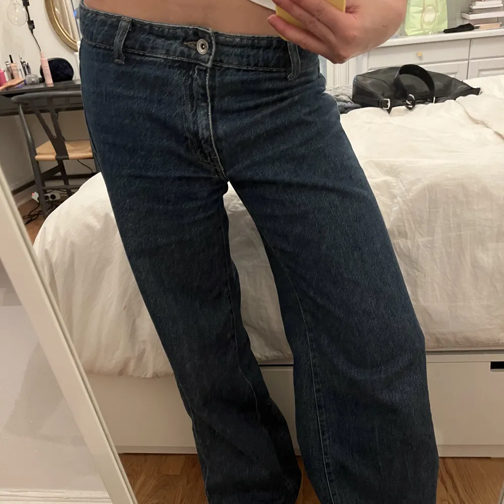 Super snygga lowwaist jeans som jag säljer bara för att dom inte kommer till användning. Mycket bra skick! . Jeans & Byxor.