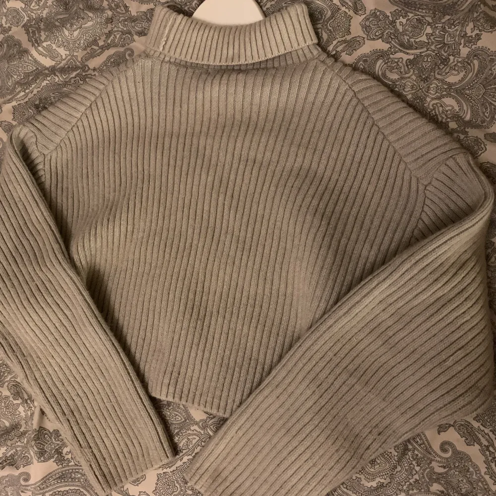 Säljer nu en stickade tröja som är perfekt inför hösten/vintern! Exakta färgen är svår att se på bilderna tyvärr men det är en blandning mellan beige och grå. För bättre bilder skriv pm! 💕. Tröjor & Koftor.