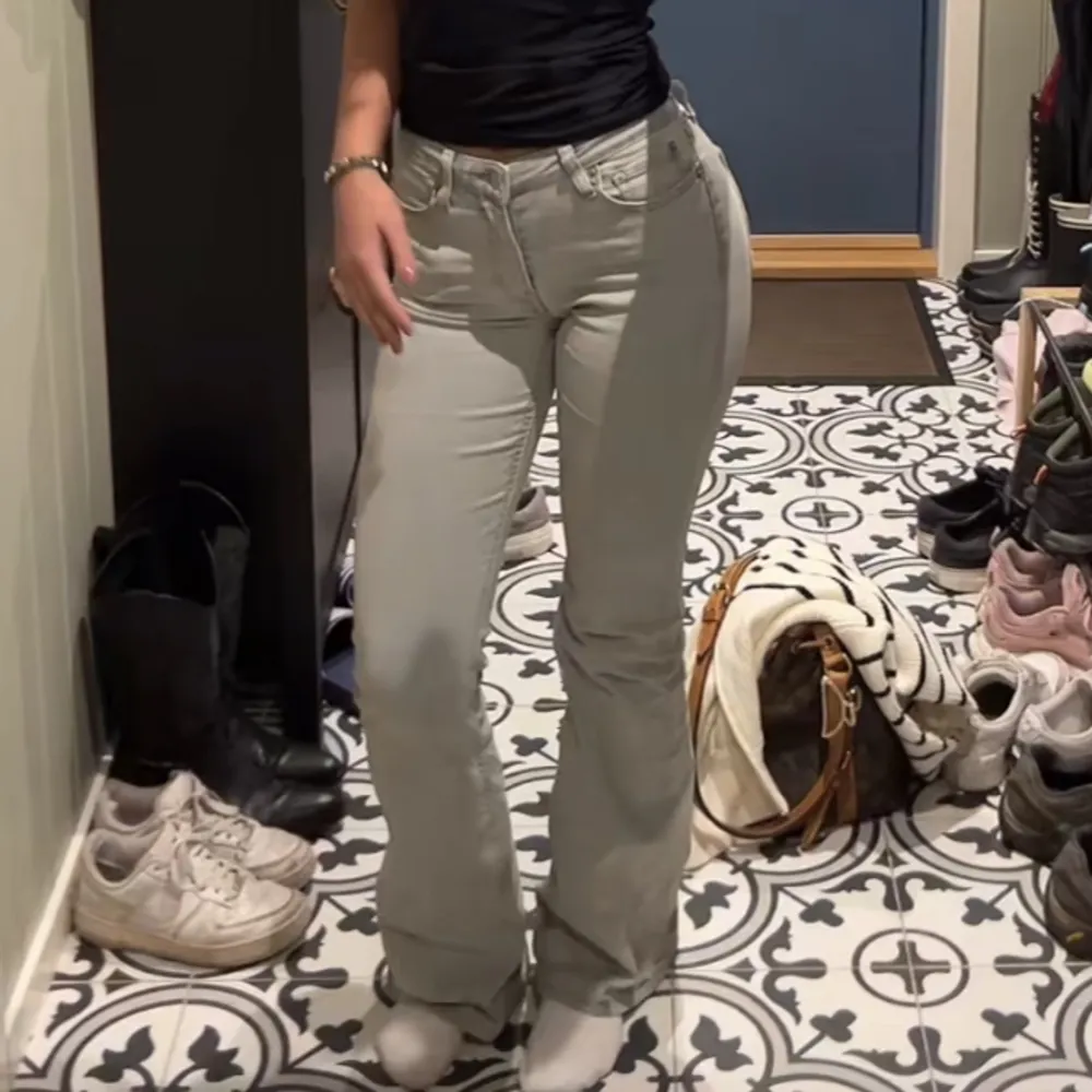 Säljer dessa jättefina lågmidjade bootcut jeans från weekday 💛använda väldigt fåtal gånger så dem är i nyskick ☺️ passar mig i längden som är 164 men är åt de längre hållet 👌Första bilden är lånad! Pris kan även diskuteras, köpte dem för 650kr nypris. Jeans & Byxor.