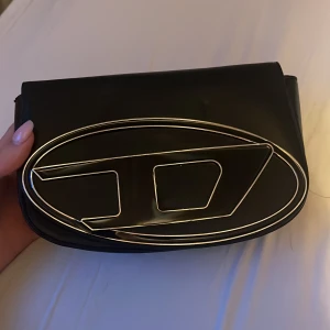 Diesel väska! - Säljer denna diesel väska! Tror ej att den är äkta därför billigt pris! (Pris går att diskutera 💕)