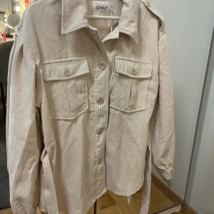 Kappa/jacka  - Aldrig använd pris kan diskuteras . Den är i storlek M men jag själv brukar ha storlek S på många jackor och den passa mig 