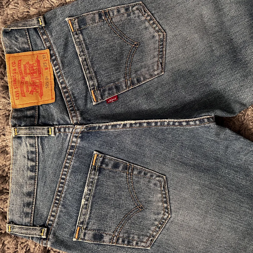 Jätte fina ljusblå levis jeans som tyvärr blivit för små, bra skick. Jeans & Byxor.