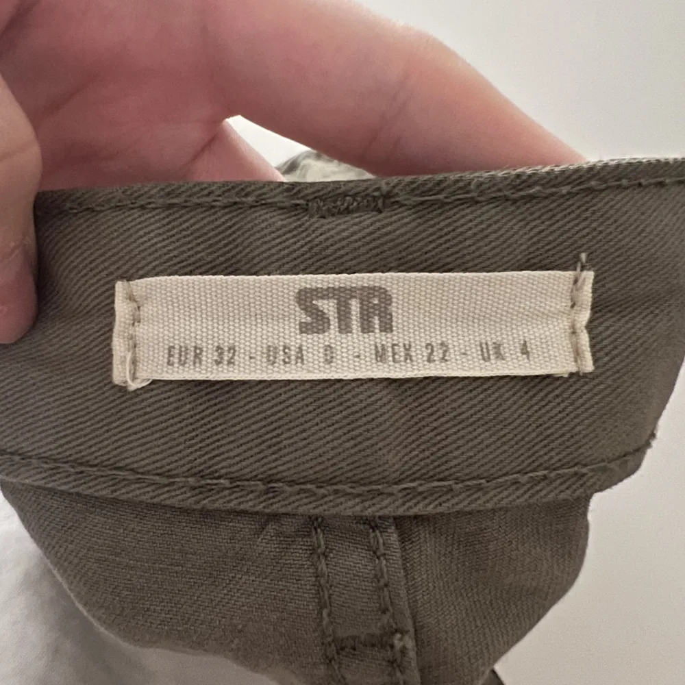 Säljer ett par gröna Cargobyxor från stradivarius i stl 32. I fint skick, har endast använts fåtal gånger. . Jeans & Byxor.