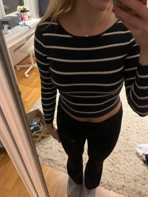 Topp med öppen rygg - Randig topp med öppen rygg från Zara. Kommer ej till använing längre och inga defekter:)