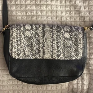 Victoria’s Secret väska  - Crossbody Victoria Secret väska. 