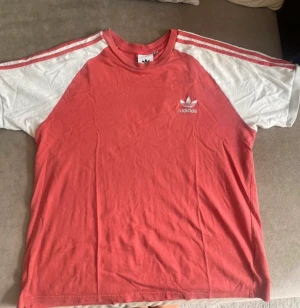 Adidas Originals 3stripes Tee - Bra skick, använd ett antal gånger. Klippt bort storleks lappen då den störde.  Storlek XL  Nypris 329kr