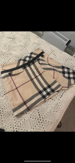 Kjol Burberry - Jättefin kjol från Burberry Ny skick  Storlek S
