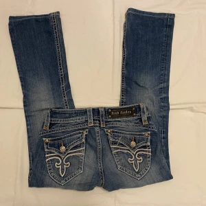 Rock revival jeans - Super snygga rock revival jeans: lågmidjade bootcut. Midja: 34-35cm x2. Innerbenslängd: 72cm. Benöppning: 21