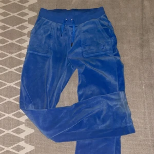 Juicy byxor  - Använda en del och vill helst bara bli av med dem och det är då priset är så lågt. 