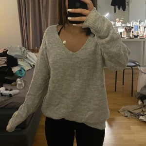 Tröja - Säljer denna stickade tröja som inte kommer till användning längre, mysig och skön material.