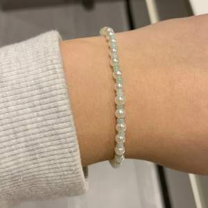 Jätte snyggt armband med turkosa pärlor och vita pärlor!  (Användt en gång)