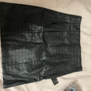 Skjol - Super snygg kjol i läder som tyvärr är lite för stor för mig vid rumpan. Den är använda en två gånger så den är som ny  