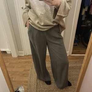 Pösiga byxor  - Säljer dessa super mysiga byxorna, aldrig tyvörr kommit till användning. I storlek s/m 