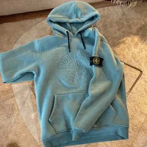 Stone Island Hoodie - Säljer min stone island hoodie då den inte kommer till användning. Hoodien visar små tecken på användning och är i storlek S men passar M.