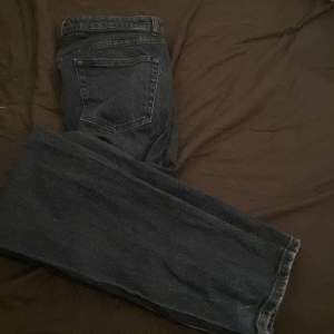 Säljer dessa skitsnygga asos design jeans i nyskick utan defekter för ett riktigt billigt pris skriv för frågor eller mer bilder. Skicka gärna prisförslag 