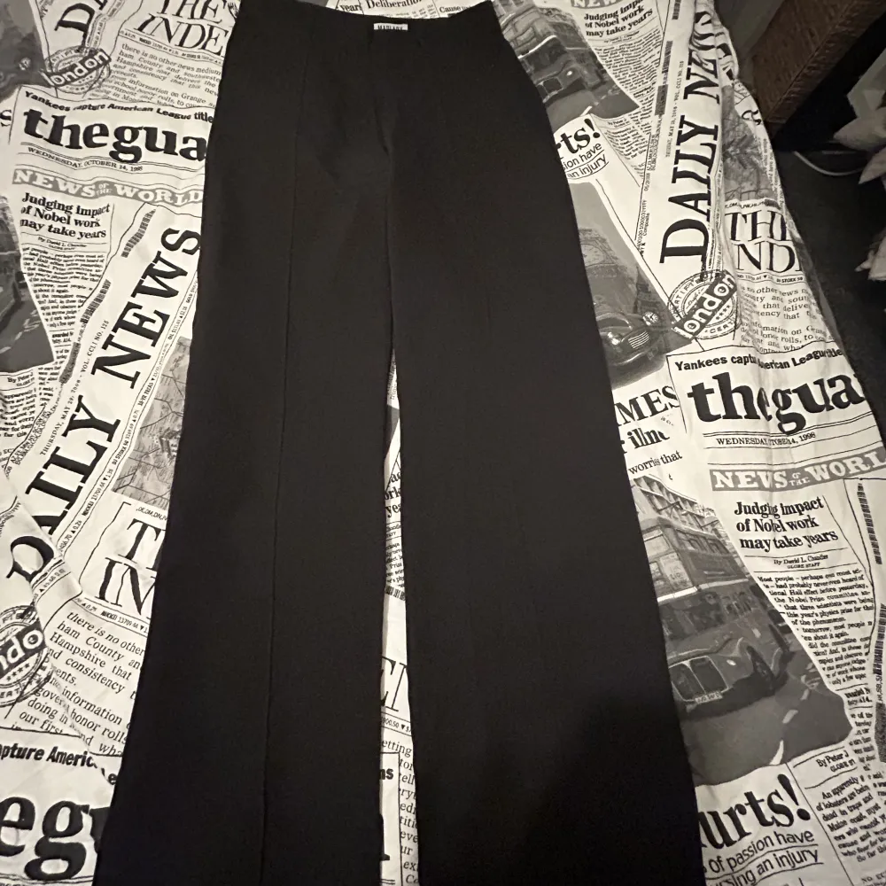 Svarta kostymbyxor lite noppriga och uppspätts längs ned annars fina . Jeans & Byxor.