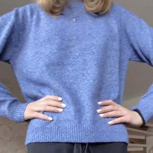 Stickad tröja från Vero Moda i färgen beaucoup blue💙i väldigt fint skick och köpt för 250 kr. skriv om du undrar nåt annars är det bara att köpa!!🫶🏼