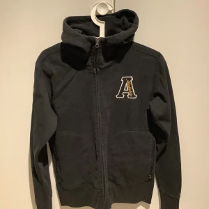 Luvjackan  - Luvjackan medium men liten i stl 