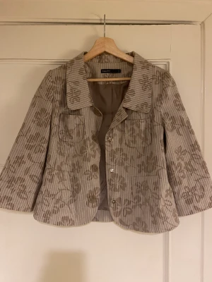 TUNN JACKA/BLUS - Söt tunn jacka blus från (Old) Kappahl💅🌟 går att knäppa! Tyvärr har en knapp lossnat längst upp men det är inget som har stört mej. Medföljer en knapp som åkt av från där bak! Därav lågt pris! POK!!!!