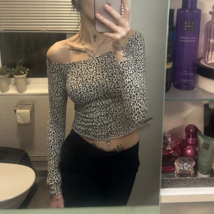 Offshoulder topp - Långärmad Offshoulder topp i leopardmönster. Knappt använd