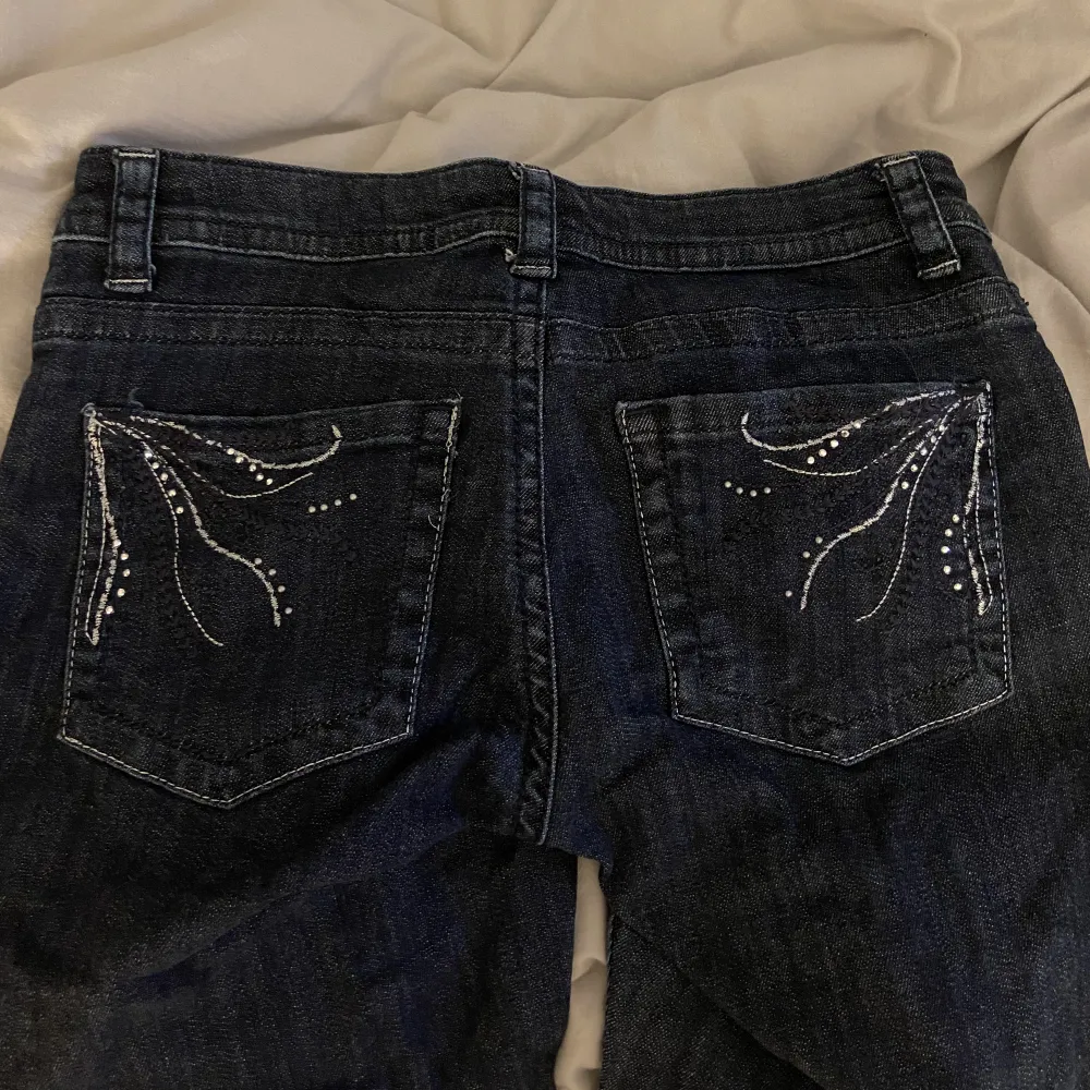 Mörkblåa Jättesnygga Lågmidjade  lee jeans Innerben: 80  Rakt över midjan: 39. Jeans & Byxor.