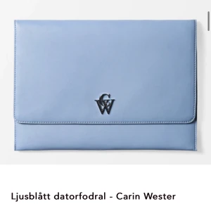 Datorfodral - Säljer detta fina datorfodral från Carin Wester, bara använd några fåtal gånger! Det är i mycket fint skick.