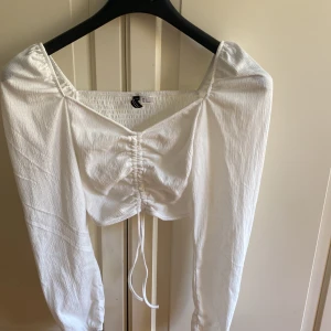 Blus/tröja  - Super söt sommrig tröja! Köpt på HM och i storlek XS använda ca 2 gånger men kom ej till användning då den inte passa min kroppstyp så bra 