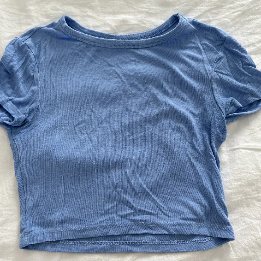 Säljer en blå rajd croppad t-shirt pågrund av att jag inte använder den. Tröjan är från zara och är i fint skick, finns inget fel. . T-shirts.