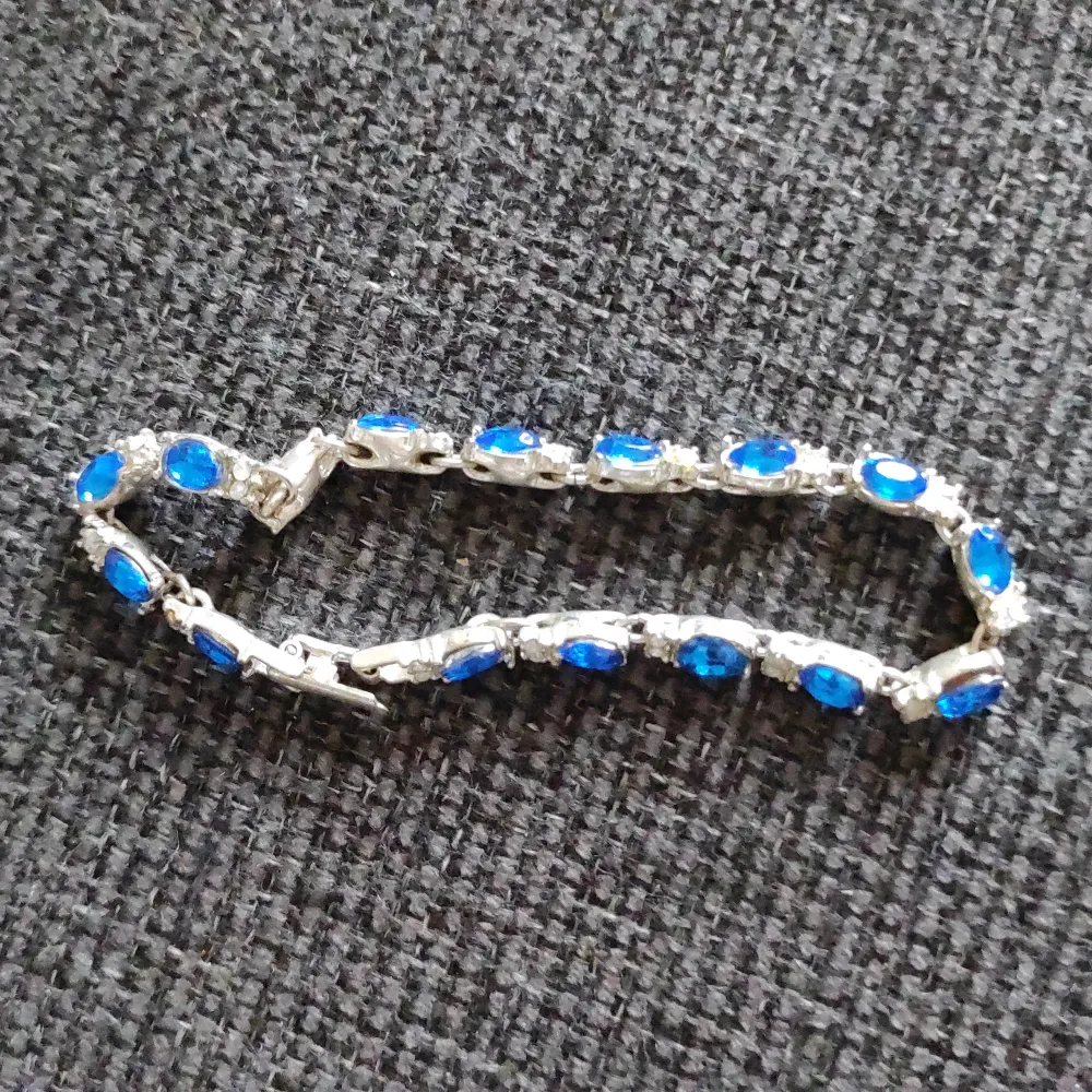 Nytt och oanvänt silverarmband med blå ädelstenar. Accessoarer.