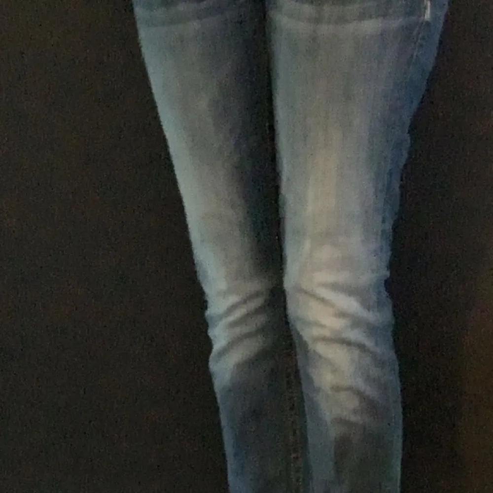 Lowrise skinny miss me jean storlek 28  (Köparen betalar frakt). Jeans & Byxor.