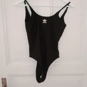 Baddräkt  - Adidas badräkt som jag köpte för några år sedan från Stadium  Använder inte då jag tyckte den var satt konstigt på mig men nu när jag skulle använda den var den för liten  Öppenrygg