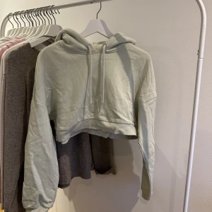Cropped hoodie  - Ljusgrön mysig cropped hoodie! Är väldigt oversized så sitter stort på mig som vanligtvis har XS! Knappt använd, inga defekter och fint skick!