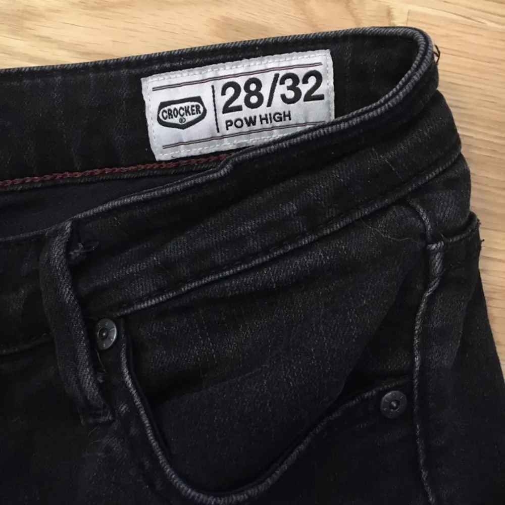 Svarta crocker jeans med smala ben och normalhög midja  Waist 28” . Jeans & Byxor.