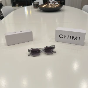 Chimi 04 grå L - Ett par chimi 04 grå i storleken L.  Använda max 5 gånger under sommaren. Så skiktet är 10/10 och de ser helt nya ut.  Vill sälja dom på grund utav att jag tröttnat på dom och dem används alldrig  Ny pris:1250 Säljer för850 Hör av er vid minsta fundering