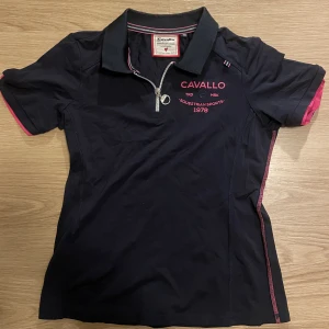 Ridpiké cavallo - Fint skick, marinblå ned rosa detaljer och dragkedja vid halsen.