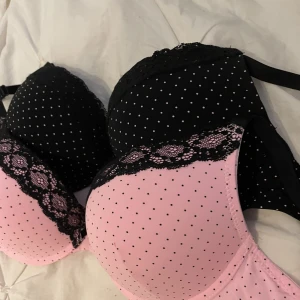 2 par BHar med spets och mönster - Använt 1 gång för ca över 1 år sen, tvättad sen sist använd. Lite push up. Säljer då dom är för stora och köpte fel storlek. Köpt från New Yorker. Storlek 80C. Jätte fint mönster med spets. Säljer båda för 75kr eller 1 för 30