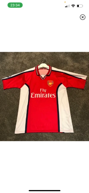 Arsenal retro tröja från  - Tja säljer nu min arsenal retro tröja, lägg ett bud och skriv vid frågor eller funderingar.